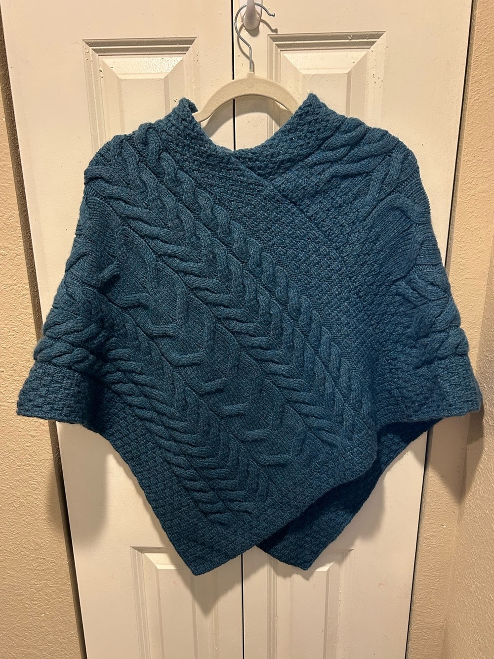 Aran Mills Cable Knit Triangular Poncho Merino Wool , One size - Picture 9 of 11